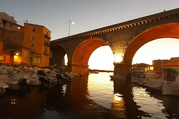 balade en mer pour un coucher de soleil à Marseille