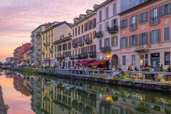 Milan quartier bondé de Naviglio Grande à Milan 