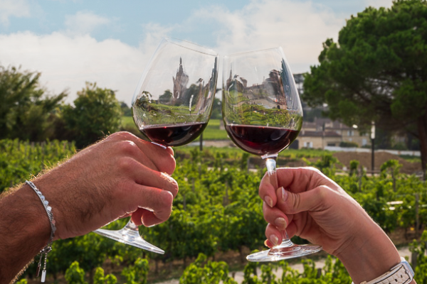 Verres de vin rouge sur la terrasse du Château Balestard La Tonnelle
