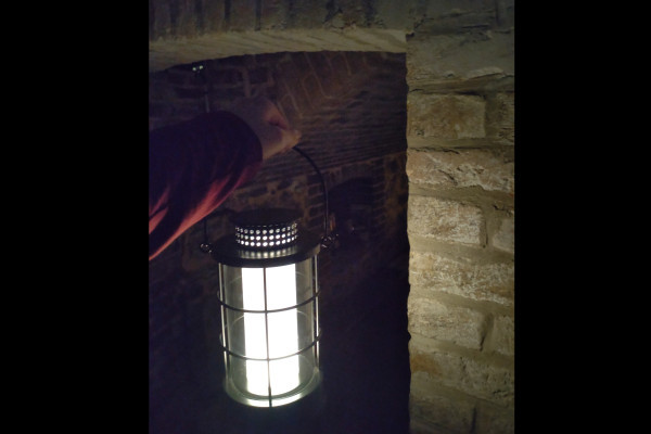 Visite de la cave à la lanterne