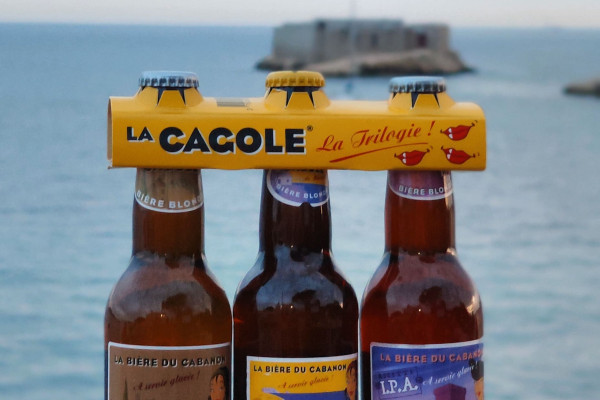 Dégustation bière locale La Cagole avec petits fours.