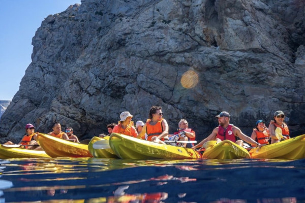 Participants en kayak avec guide expérimenté