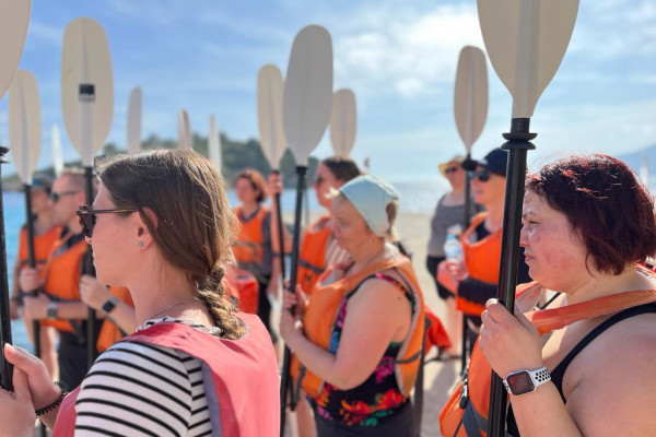Guide expliquant les techniques de kayak et la sécurité aux participants