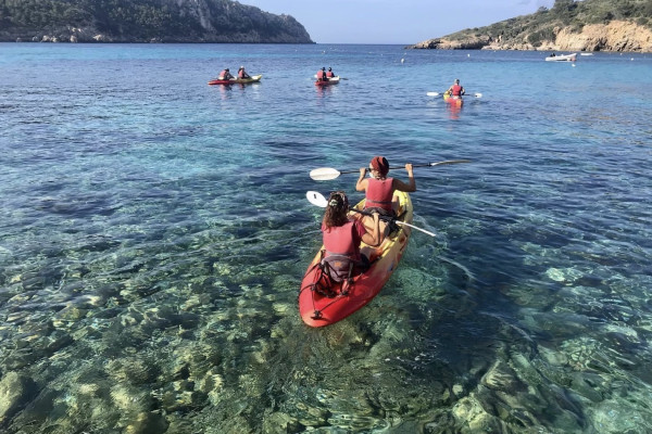 Kayak sur les eaux turquoise de Sant Elm vers Cala en Tió
