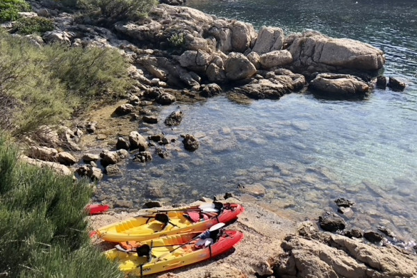 Pause détente sur une petite plage de galets