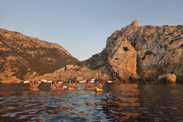 Participants profitant du coucher de soleil en kayak