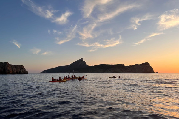 Vue panoramique sur l’île de Sa Dragonera depuis le kayak