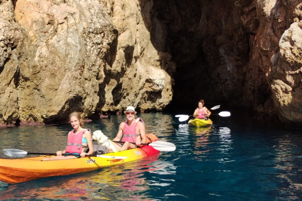 Falaises et grottes le long de la côte de Sant Elm