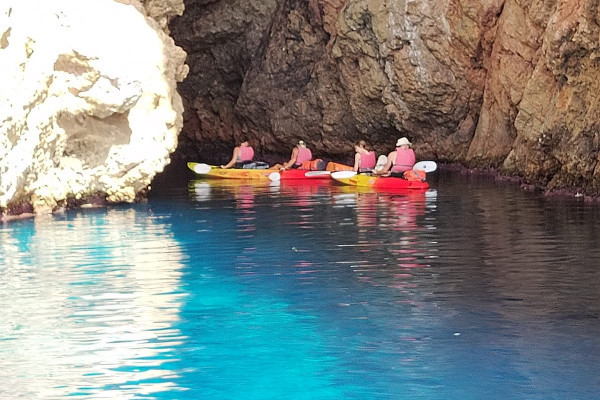 Petite grotte visitée lors de l’excursion en kayak