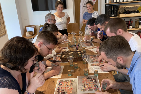 Team-building avec l'Atelier Arômes de reconnaissance des odeurs.