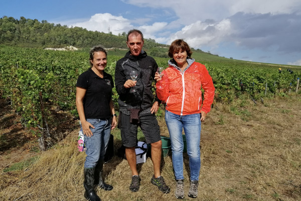 Un couple dans les vignes avec Christine.