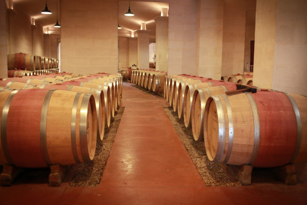 Château Lestrille, le chai à barriques