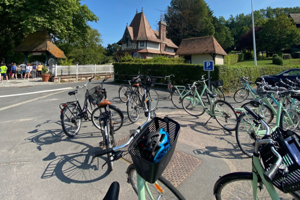 Pause durant visite guidée à vélo à Deauville