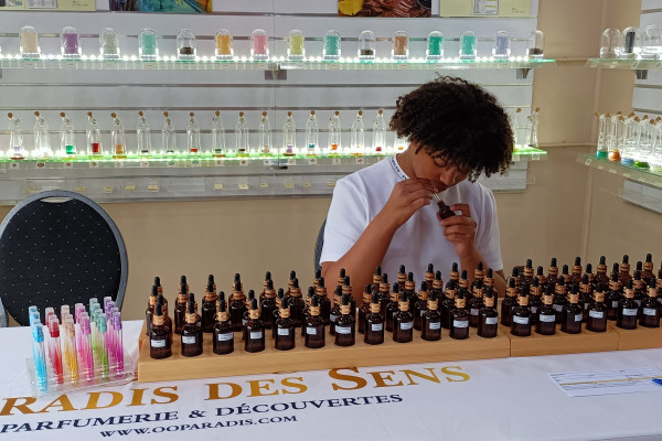 Ateliers Parfums Belgique "Fun Express de LUXE" organisés toute l'année sur réservation.

Qui n'a pas rêvé de composer son propre Parfum selon ses envies ?  Notre Formule "Fun Express de LUXE" non seulement vous donnera cette oportunité mais en plus vous 