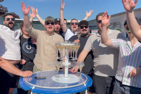 Sur la terrasse : une première flute de Champagne 