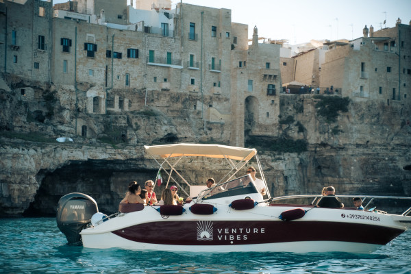 Polignano a Mare: Expérience de Fête en Bateau Exclusive
