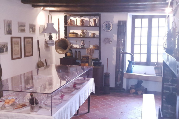 Le séjours de la maison avec du mobilier d'antan et objets d'époque