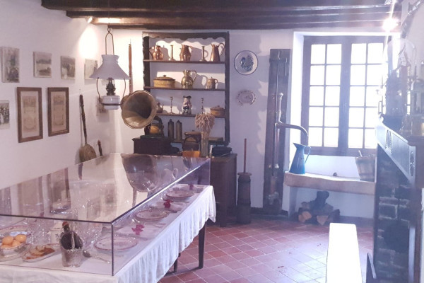 Le séjour de la Maison Champenoise avec le mobilier et objets d'antan