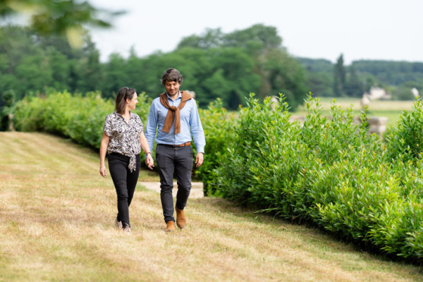 Luc et Clémence Planty dans les jardins de Malle