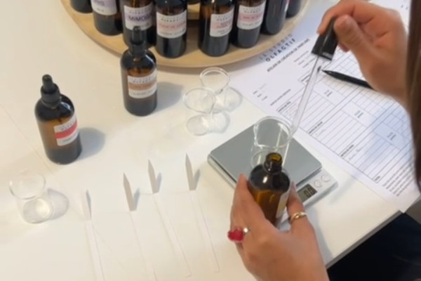 Chaque participant pèse sa formule à la fin de l'atelier.
