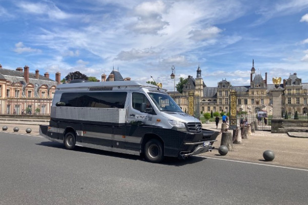 Embarquement devant le Chateau de Fontainebleau