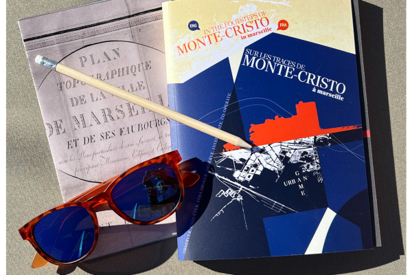 un sac à dos aux couleurs de Monte-Cristo pour suivre le parcours du héros marseillais.