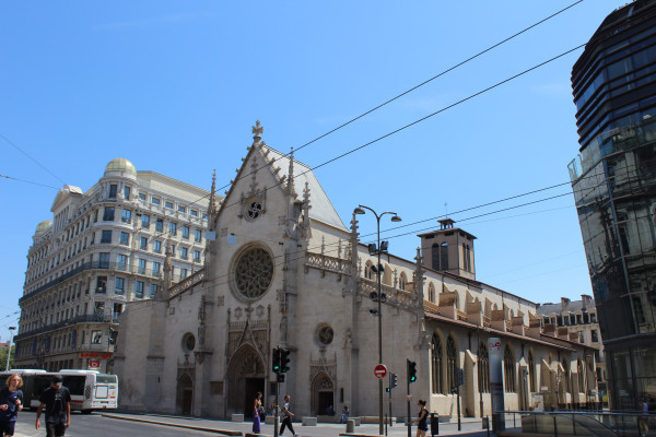 Une vue de l'église de la place des Cordeliers, de style gothique