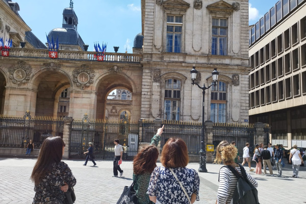 Le groupe et la guide observe les détails de la façade de l'hôtel de ville de Lyon