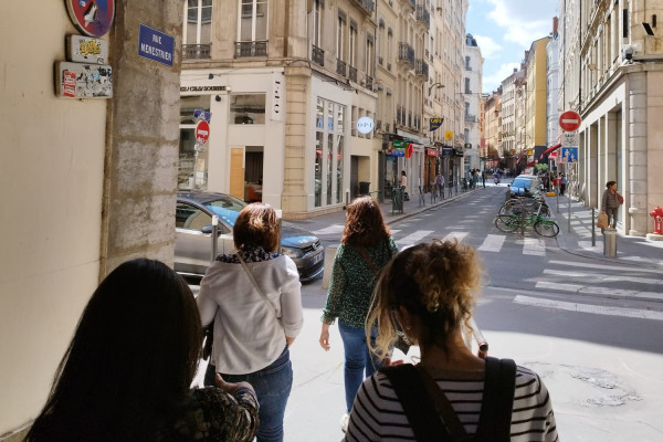 Un groupe arpente les ruelles cachées de la presqu'île