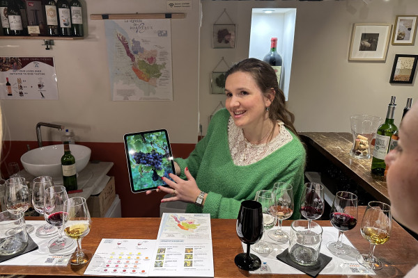 Cécilia, dégustatrice professionnelle de vin, aime partager sa passion