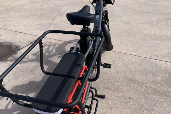 Le Velo Cargo Longtail Cannondale Cargowagon peut transporter 2 enfants.