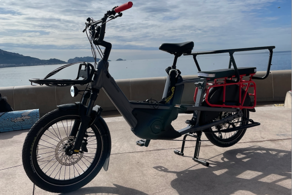 Le Velo Cargo Longtail Cannondale Cargowagon peut transporter 2 enfants.
