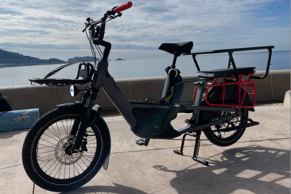 Le Velo Cargo Longtail Cannondale Cargowagon peut transporter 2 enfants.