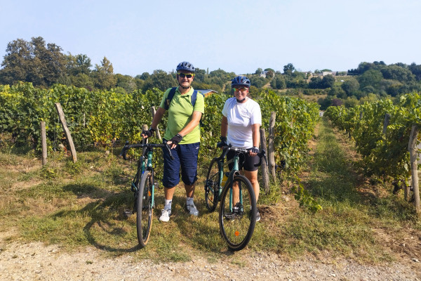 Découvre les vignobles du Médoc à vélo Gravel - Itinéraires Gravel accompagnées par un guide professionnel