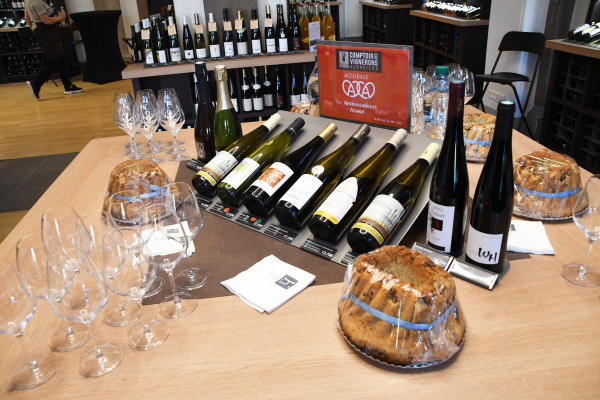 Accords mets et vins d’Alsace lors d’une dégustation gourmande à Strasbourg. Une immersion gustative entre spécialités locales et grands crus régionaux dans une ambiance chaleureuse.