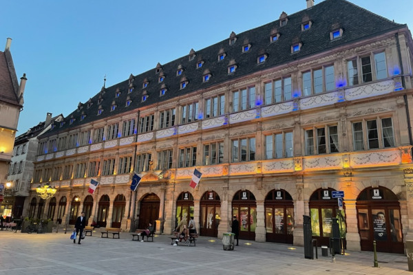 Dégustation de vins d’Alsace dans un lieu d’exception au cœur de Strasbourg : un édifice Renaissance au cachet unique. Une immersion sensorielle mêlant patrimoine architectural et découverte œnologique.