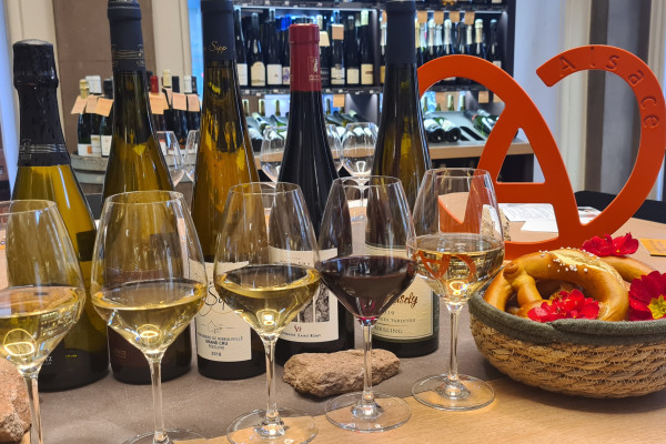 Sélection de vins d’Alsace en dégustation à Strasbourg : Sylvaner, Riesling, Gewurztraminer, Muscat, Pinot Noir… Une expérience sensorielle parfaite pour les amateurs de vin et les curieux de passage en Alsace.