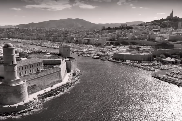 Marseille, un décor digne des plus grandes histoires.