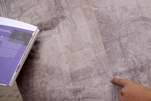 On peut se reperer aussi sur la carte ancienne qui est dans le sac livré