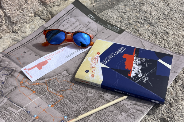 Un sac à dos, avec livret, cartes, crayon, marque page et lunettes de soleil... Pour que vous profitiez au mieux de l'expérience proposée.