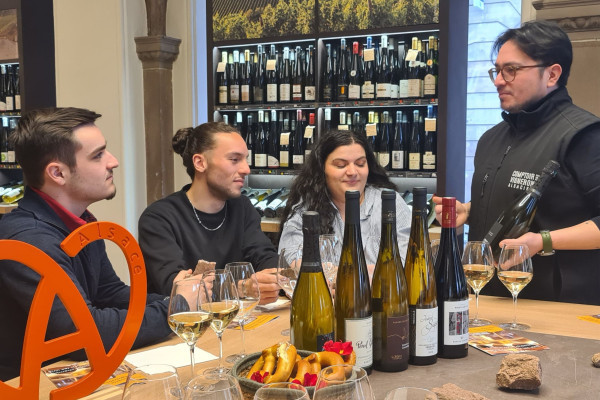  dans une ambiance chaleureuse et conviviale. Découvrez une expérience sensorielle unique où chaque gorgée révèle l’histoire du terroir alsacien. Savourez pleinement les arômes du Riesling, Pinot Gris et autres cépages emblématiques. Un moment idéal pour 