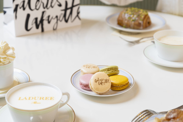 Pause sucré avec Ladurée : Une boisson chaude à la carte + Une pâtisserie et un macaron