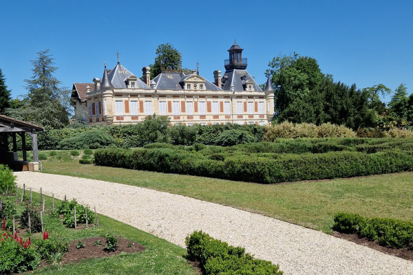Pédalez à travers les villages pittoresques de Margaux et entre ses châteaux iconiques