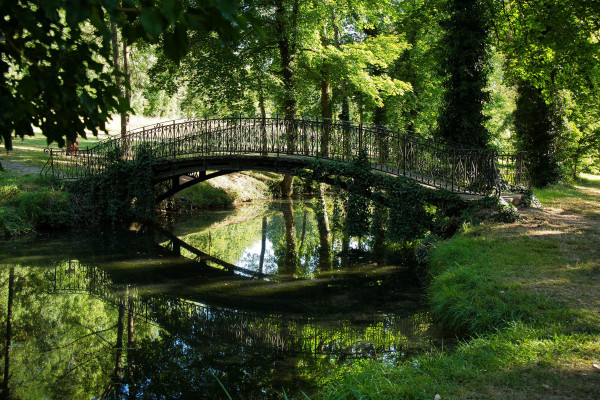 Le Pont chinois dans le parc du Château de Dormans