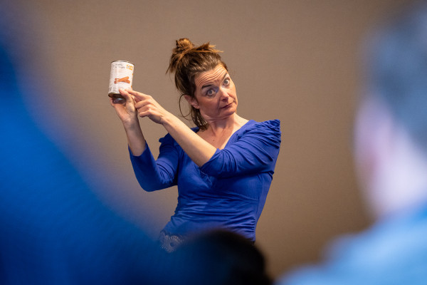 Spectacle clown engagé sur le thème de la Malbouffe, de et par Claire Baillon, mangez-en tous. En direct de notre chai, et de sa cuisine !