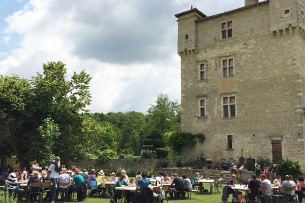 Diner gourmand et gourmet dans la cour du château, sur le thème du cirque, par le chef Thibault Lagoutte
