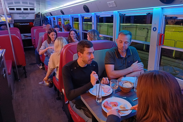 Les participants d'une soirée italienne dans le bus