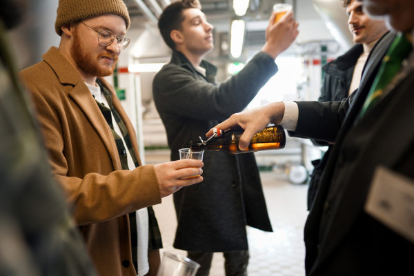 Un guide servant une bière à un visiteur
