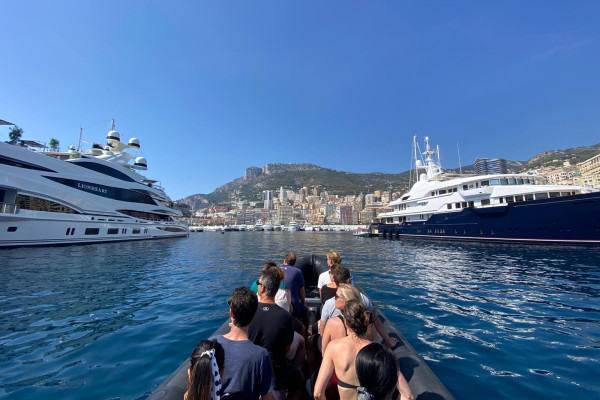 Excursion en mer entre Nice et Monaco à bord de nos semi-rigides Black Tenders. Découvrez les villas prestigieuses, les criques cachées et les panoramas exceptionnels de la Côte d’Azur, accompagné d’un capitaine expérimenté. Une balade inoubliable entre d