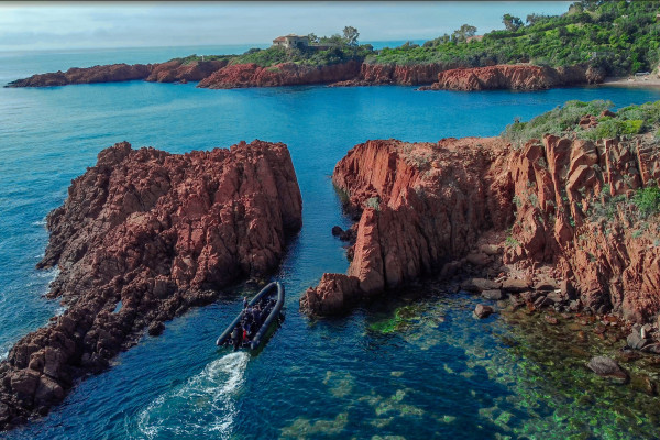Balade en mer depuis Mandelieu vers le Cap Roux : châteaux médiévaux, villas d’exception et criques secrètes de l’Estérel.
